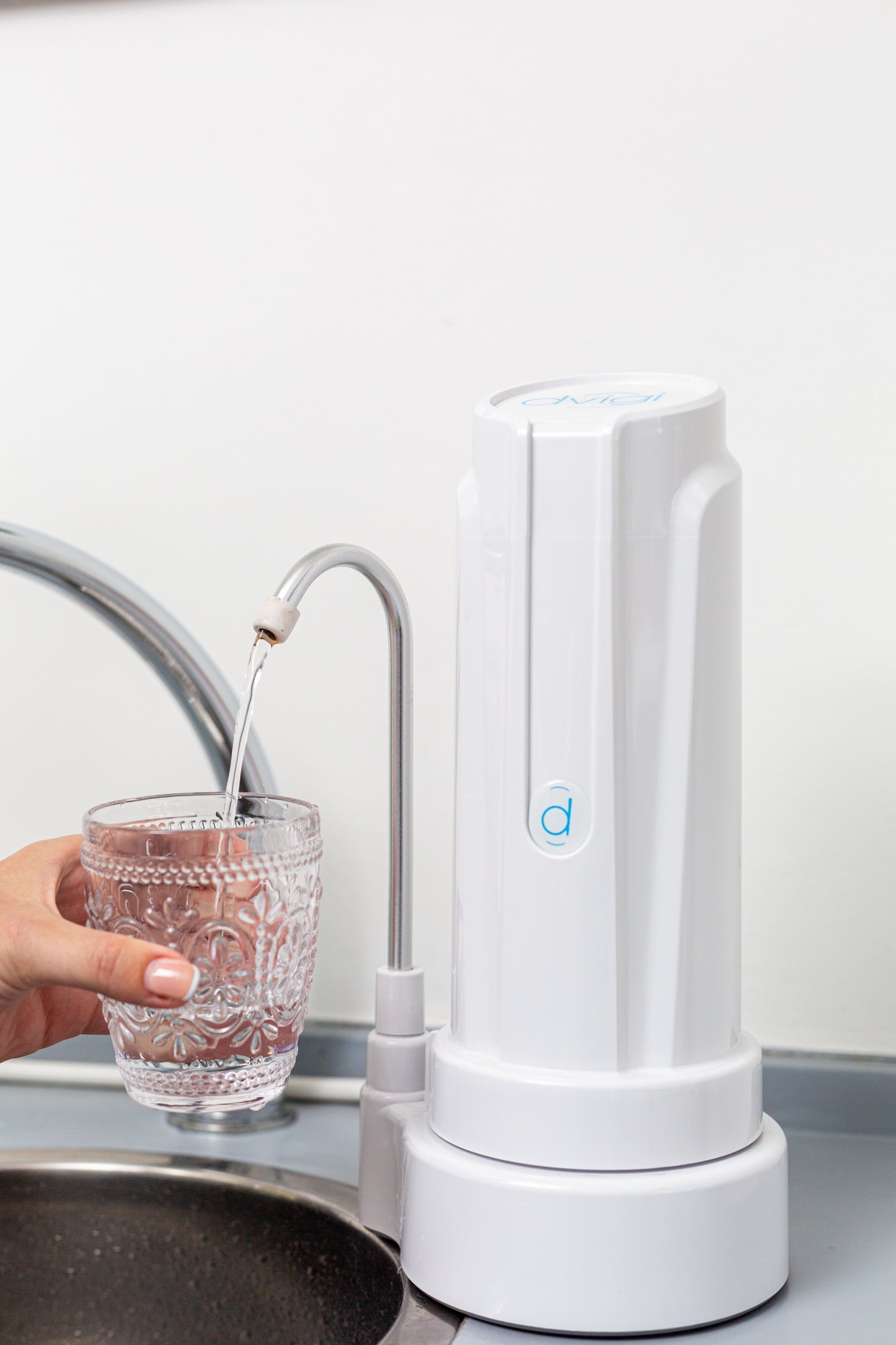 Purificador de agua Dvigi Aqua sobre mesada