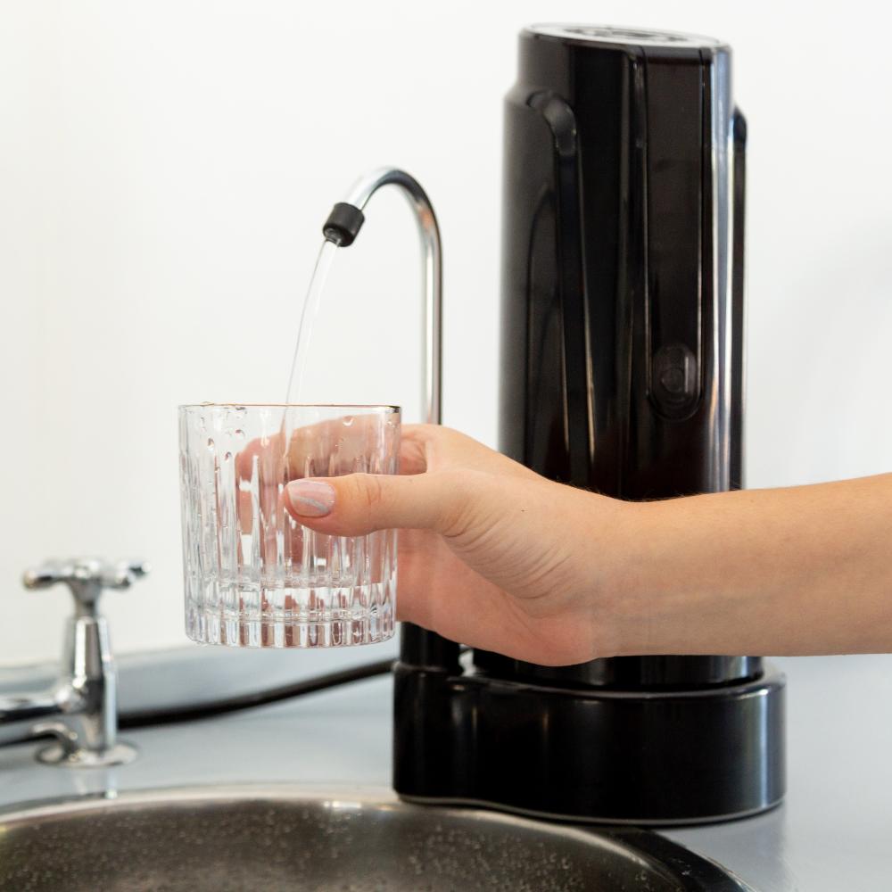Combo Purificador Sobre Mesada AQUA Negro + Jarra Purificadora SENSE