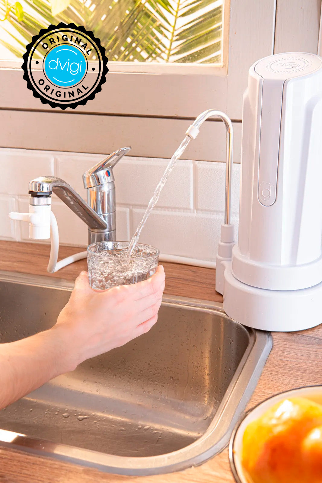 Purificador de agua Dvigi Aqua sobre mesada