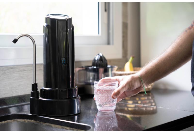 Purificador de agua Dvigi Aqua sobre mesada