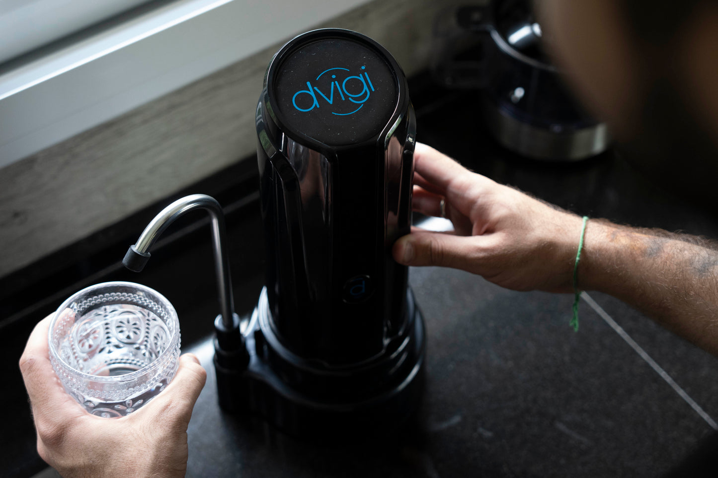 Purificador de agua Dvigi Aqua sobre mesada