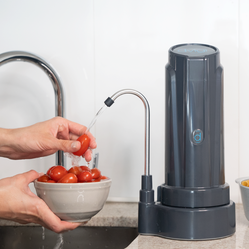 Purificador de agua Dvigi Aqua sobre mesada