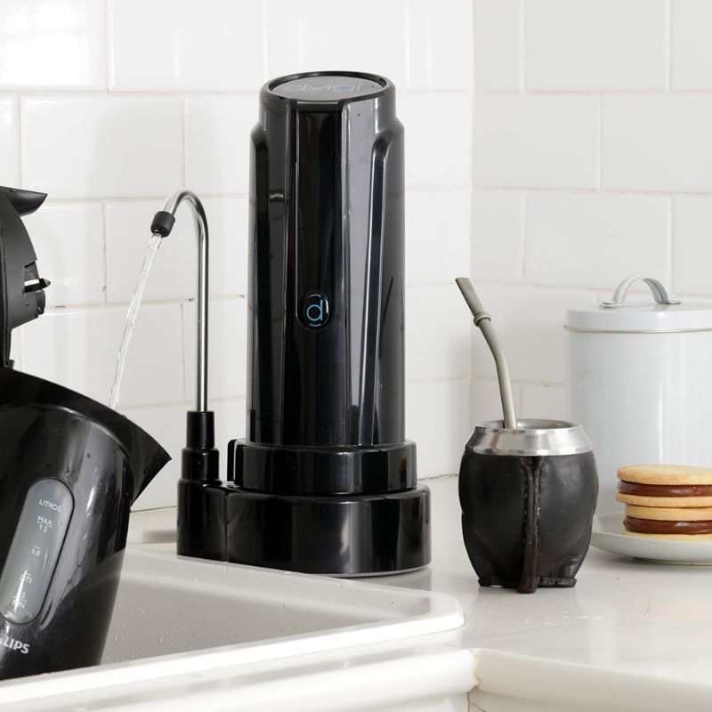 Purificador de agua Dvigi Aqua sobre mesada