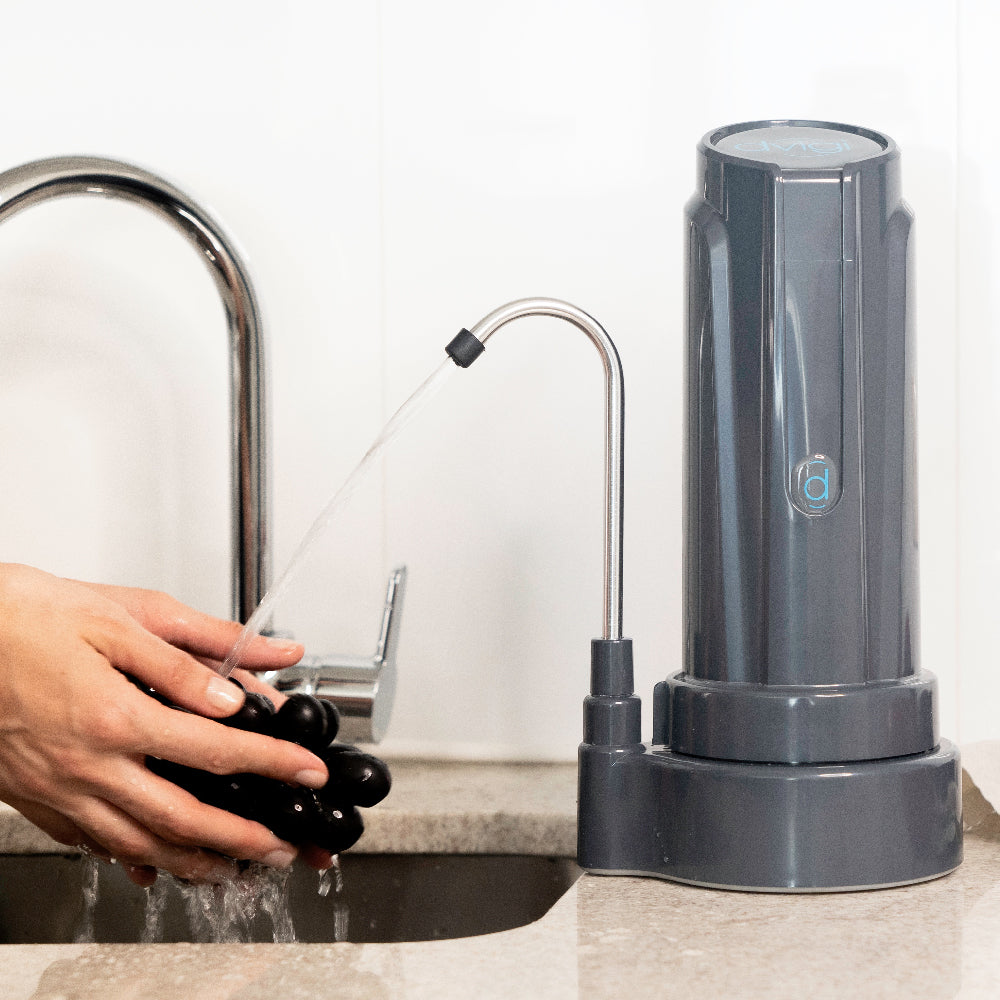 Purificador de agua Dvigi Aqua sobre mesada