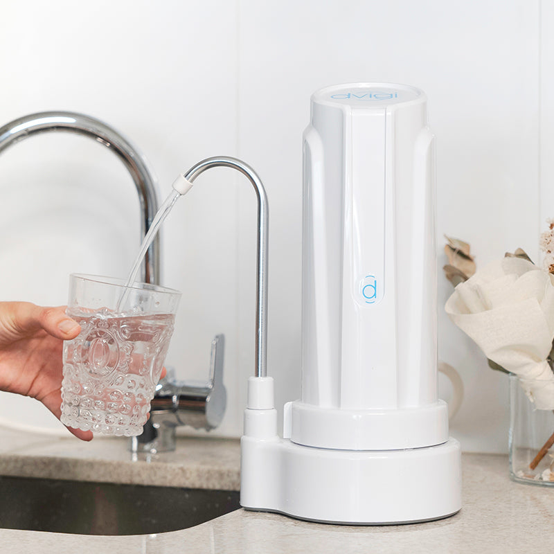 Purificador de agua Dvigi Aqua sobre mesada